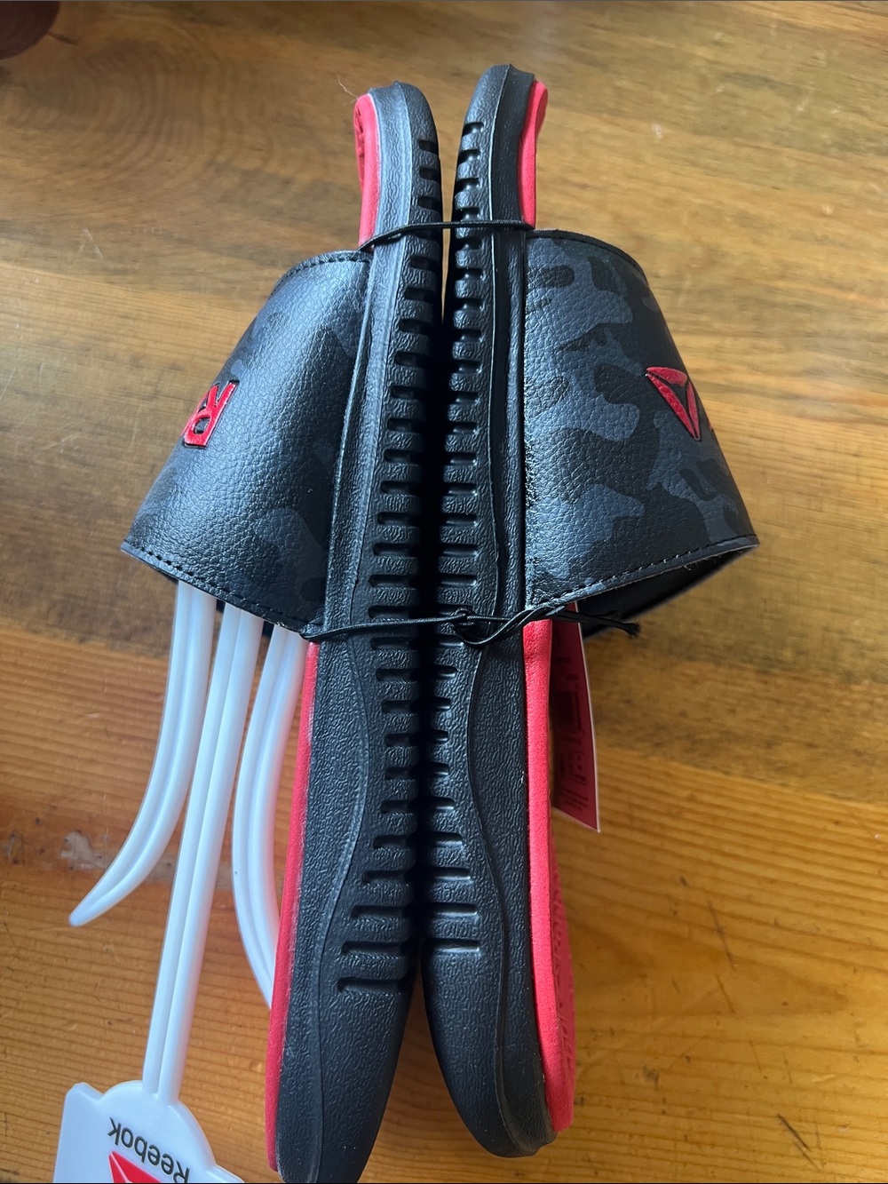 Reebok Red & Black Camo Kids' Slide Sandals size 5 - Picture 6 of 8